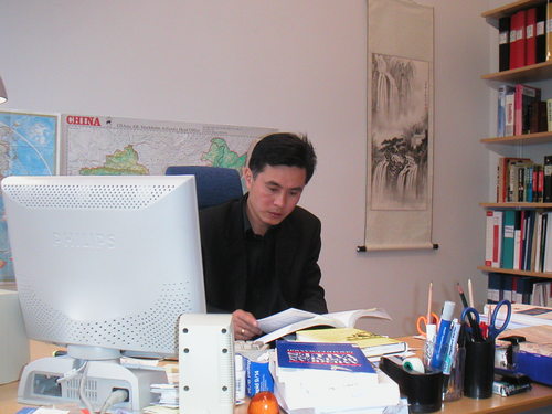 Tony Fang is Professor of Business Administration at Stockholm University School of Business, Sweden. 房曉輝（TONY FANG）博士是瑞典斯德哥爾摩大學商學院教授、博士生導師。