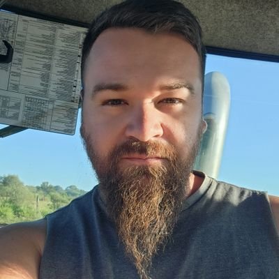 Serio, atento, recto, soy directo digo las cosas frías y crudas sin pelos en la lengua.