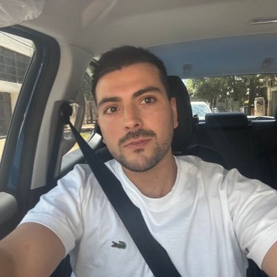 soy baterista, trato de acompañar la musiquita. Licenciado en ciencias políticas y de gobierno. me gusta el vino, el mate y el río. tb emprendedor. un abrazo