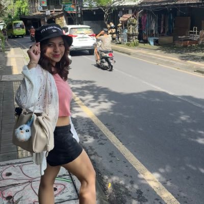 nabilafrlsyh's profile picture. being fed is my love language