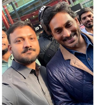 MSRaghavareddy's profile picture. నిప్పులు చిమ్ముకుంటూ నింగికి నే నెగిరిపోతే నిబిడాశ్చర్యంతో వీరు.  నెత్తురు క్రక్కుకుంటూ నేలకు నే రాలిపోతే నిర్దాక్షిణ్యంగా వీరె శ్రీ  శ్రీ ! YSRCP SM 🇱🇸