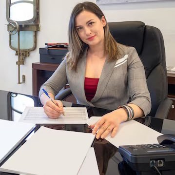 Abogada Empresarial. Transformando desafíos legales en oportunidades de éxito.