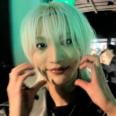 #홍중: hate when i get ignored Oh yeah lets all ignore the really Cool guy