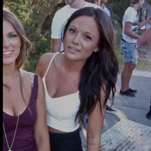 brookelinhbui's profile picture. Nothing of me is original. I am the combined efforts of everybody I've ever known.