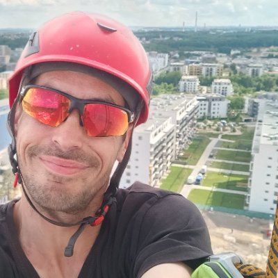 Deviant přes střechy, fasady ,okna, žiju na Laně denně se přivazuju jen abych se pověsil.Jsem Horolezec řemeslník,pokrývač,zedník,klempíř,natěrač,myč,arborista.