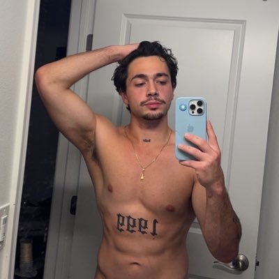 Just an italian college dropout tryna quit his 9-5 and explore the world… 👇🏼 get to know me