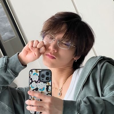 ㅤㅤ 彡☆ living the aroace aesthetic in the middle of the allos. (she/ela)