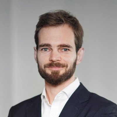 Interessiert an Politik, Wirtschaft und Verteidigung.