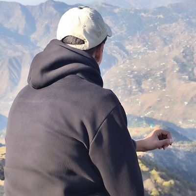 Auqaabi Rooh Jab Bedaar Hoti Hay Jawano Mie
Nazar Aati Hay Un Ko Apni Manzil Aasmaano Mie.