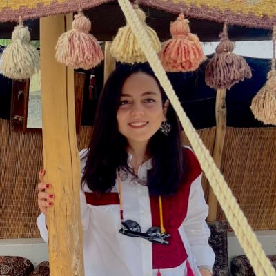 به خیلی چیزا علاقهمندم ولی تو هیچ چیزی متخصص نیستم/ کانتنت مارکتر فعلی، سئو مستر آینده / گاهی دونده، گاهی تنیسور، گاهی ادونچر، گاهی عکاس و بیشتر مواقع کارمند.
