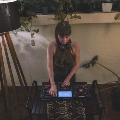 Metztly_Roja's profile picture. Diseñadora, viajera, fanática de la música y de la luna. ♡