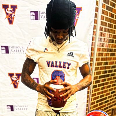 ErikWil11's profile picture. Wr @Moval