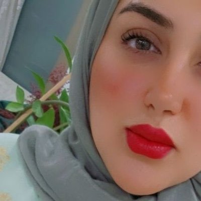 عَلَمتني #أمي أن الُِحٍياة هـي شَيئان رٍاحٍة بَين يدِيهـا وُ جٍنة تحٍت قٌدِميهـا