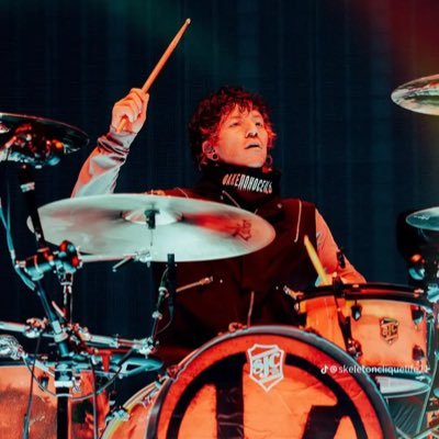 curlypastanoodl's profile picture. he/they | in my tøp era