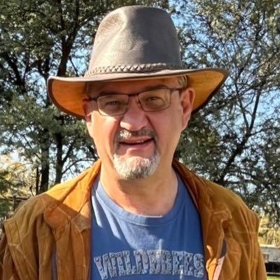 Entrepreneur @ heart, gardening, clivea collector, bee keeper, outdoor cooking, leather’s smell, knife collector, spice mixing, MotoGP fan and ❤️ outdoors.