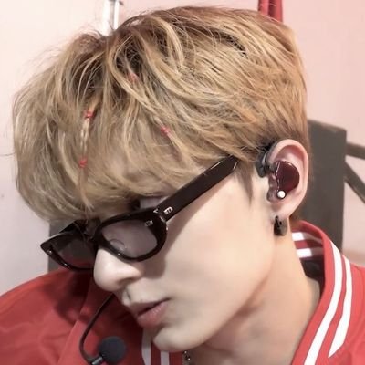 wonimssi's profile picture. “we didn’t change” 💚💜