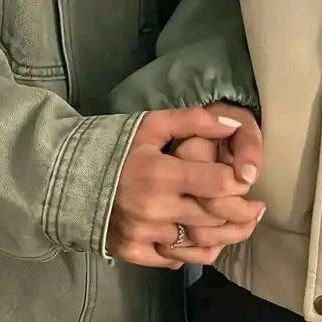 نَعجز أحياناً ، ولكننا نستعين بالذي
لا يعجزه شيء ثم نطمئن .🌱♥️