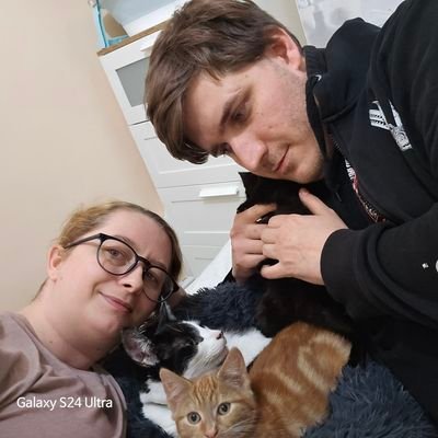 33 - slightly nerdy - 🫧WHU ⚒️ - 🩶🤍 JGH 03.09.24🩶🤍 my cats are my world. TNBC fighter 🩷