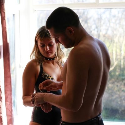 We are Salix & Sky, two deliciously kinky freaks, come with us on our adventures 🖤Follow sky’s training to become the perfect submissive for Mr Salix @subskyyy