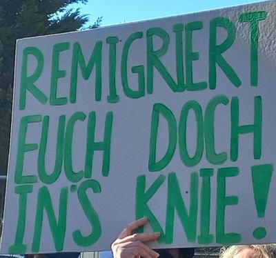 woke - Bedeutung:
'in hohem Maß politisch wach und engagiert gegen (insbesondere rassistische, sexistische, soziale) Diskriminierung'