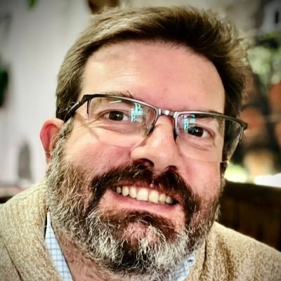 Psicólogo especializado en comunicación digital, redes sociales y marketing online. Director del Máster de Psicología General Sanitaria en @uecanarias