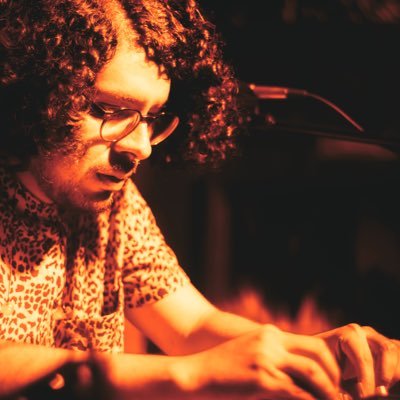 Un ángel caído que lleva adentro el edén • Hago música en @ moriraslejos (IG) • Persona no binaria (elle, él) 🏴🏳️🌈🇵🇸