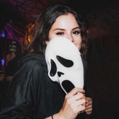 🌙 selena gomez. 🔪😱 horror movies. 💙 politics. 💌 EICS London. 🪩 ERAS Vienna.