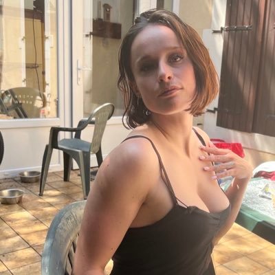 Maîtresse Louise 👸. Voila mon nouveau compte venez me DM mes futurs soumis💳 👑 Perverse sévère et sadique depuis 10 ans.🖕 BDSM • FEMDOM ✨