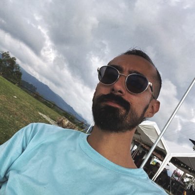 Autista. Shit-posting, mucho RT, quejas y pensamientos pendejos.