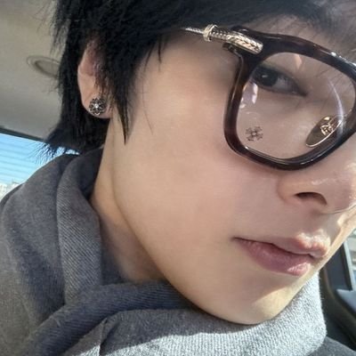 ynjglvr's profile picture. jeongin y yo juntitod viendo el atardecer mientras comemos frutillitas:33