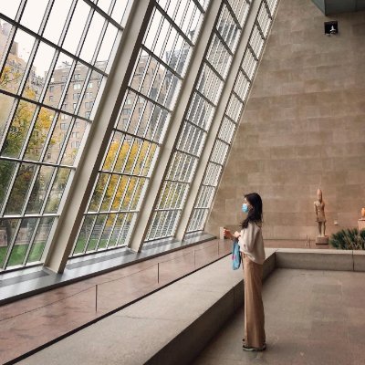 I work in the finance industry. ❤️ I enjoy traveling, reading, cycling, playing tennis, theater, and music. I also love outdoor sports, fitness, and yoga.