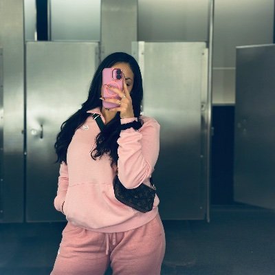 🇨🇺 Cubana | Entrepreneur 🧖🏽♀️
Boy Mom 🫶🏽⛹🏾♂️🏈 | Self driven 🏎️🏁💵
“I always had the juice, just sat my cup down for a bit.”