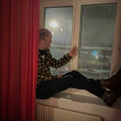 Guldsmed, icke-reformerad kommunist och retsticka som lever för punkscenen, solidaritet och klasskamp.