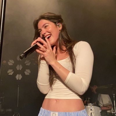 noshandme's profile picture. uma garota torcendo para ver o shawn mendes dnv