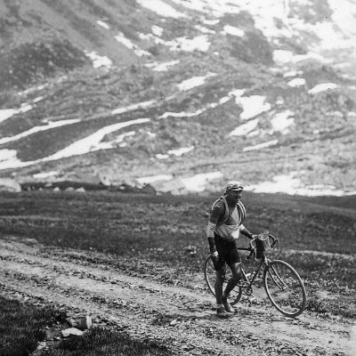 Globero retirado
Fanático nostálgico de las carreras de bicicletas
Cambio mapas por pesos
