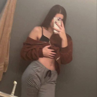 x_Luna_Sun_x's profile picture. 21 ans ~ Lyon ~ Je ne montre pas ma tête pour le moment mais le reste si... https://t.co/RWoziNwRnd  d'autres liens Unlockt en pv si vous êtes polis :)