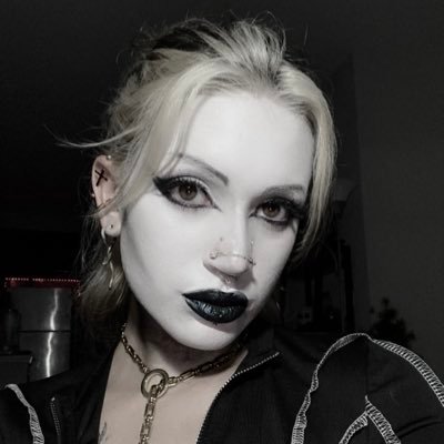 NSFW‼️ 22yo | Geeky Goth Queer | LEFTIST | Neurodivergent mf | Stoner 🍃 | Streamer | MDNI 🔞 SW - NO MANAGEMENT ↓
