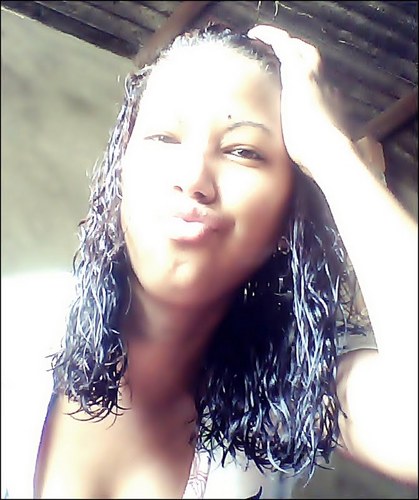 Elα que vive com α cαbeçα nα luα, com músicα no ouvido e corαção nα bocα :)
elα é meninα e mulher, elα sαbe muito bem o que quer .