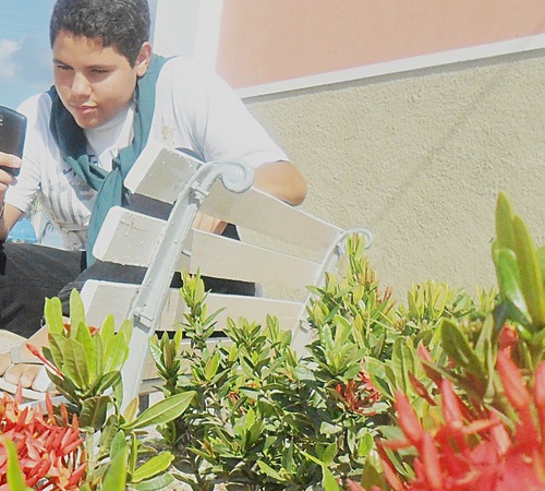 Sonhe ;) 
Sonho: Cantar e viver varias aventuras. nunca desista dos seus sonhos pois eles não iram desistir de você. (K)