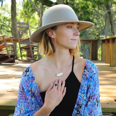 Fossil and gold huntress ⛏ Fashioning jewelry with my finds ✨ 🦣 @boneyardak 💛@golddaughters ❄️Shop available pieces on my website, link in bio