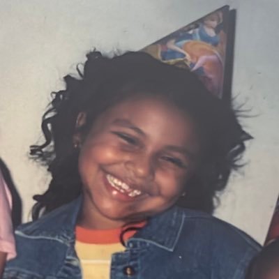 Una colombiana que sus padres la trajeron a República Dominicana y ahora ella trata de cumplir el Dominican dream. |Médico porque plata no tengo