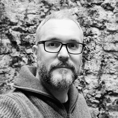 Historiador amb milanta postgraus, docent de català al CPNL i Tècnic forestal. Noucentista bibliòman. Pare tiró. Nacionalisme socioliberal & Euro-Westernism.