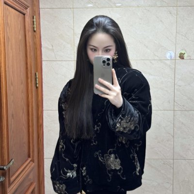 Amelie23092's profile picture. Bold strokes paint my world, colors rare.