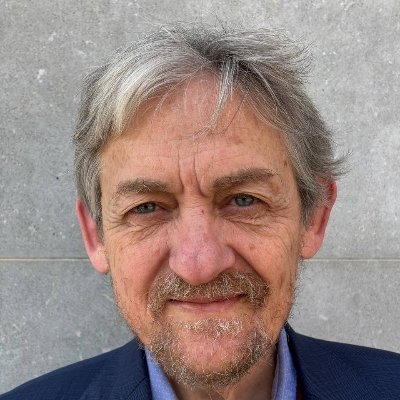 La meva pàtria és la meva llengua, tan petites que les somnio completes.
No faig followback. RT no significa aprovació. Like significa