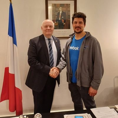Envie d'entendre un autre son de cloche que ce que distillent nos merdias dominants achetés par le cac40 ? https://t.co/U2FtVeXHJj