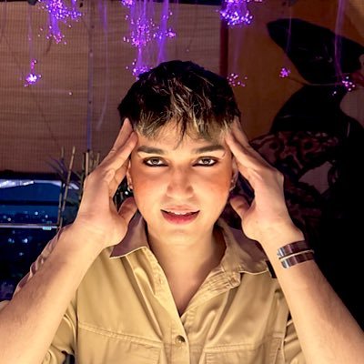 writer & a scholar with interests in nationalism, queer feelings, policing, (absent) body, and the philosophy of affect.