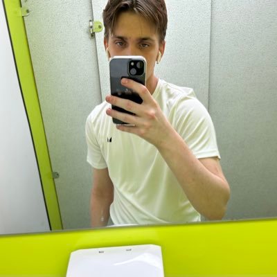 Owen_6_Andrews's profile picture. I support the team that beat Man City with Srbeny on the pitch.