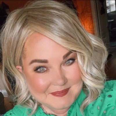 Breast cancer warrior queen🎗Beautycounter brand advocate💄Green Compass wellness🌱LUNGevity advocate🫁 Elon grad🎓MD born & bred🦀Crime junkie⚖️