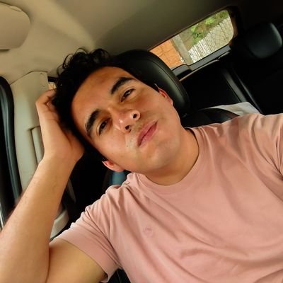 Naci hace 33 años, cantante de regadera pero me despidieron.