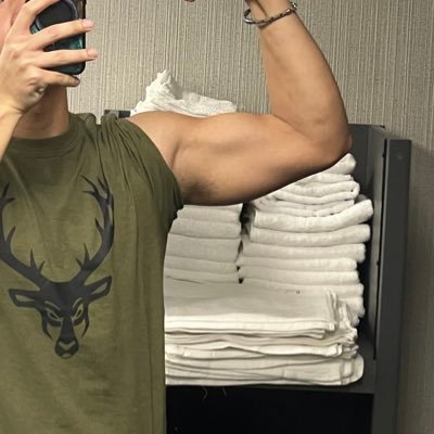 Follow my alt @DL_GymBro where I repost EVERYTHING that gets me goin. Just a dude lookin to make other dudes (and dads) feel good.